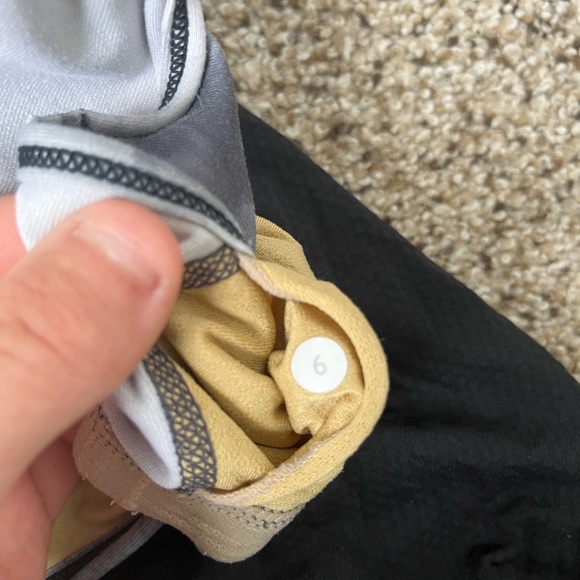 LULULEMON Tank top with built in Bra Size 6 - Picture 3 of 3